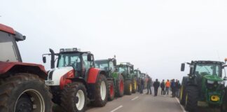 Фермерски бунт край „Промахон“: Полицията блокира тракторите на път за границата