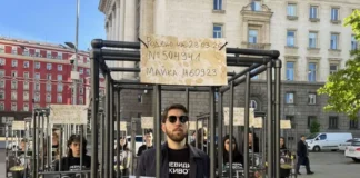 150 000 подписа и клетки пред парламента: Активистите от Сдружение „Невидими животни“ искат забрана на изолираното отглеждане на телета