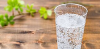 Коя вода е по-добра през лятото – газираната или негазираната?